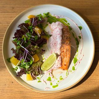 Стейк з лосося у вершковому соусі