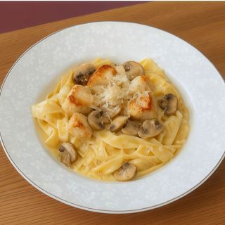 Паста з куркою та печерицями