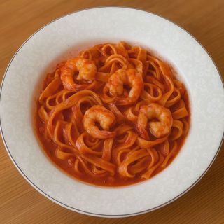 Паста з креветками та томатами