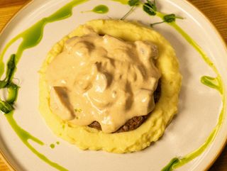 Біфштекс з печерицями та соусом Демі Гляс