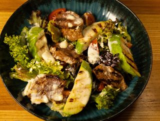 Теплий салат з телятиною