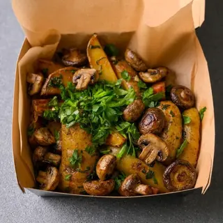 Картопля по домашньому з грибами та беконом (250г)