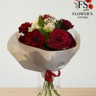 Букет 5 троянд червоних, 1 альстромерія в білому упакувані