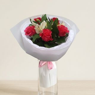 Букет  з 5 шт троянди  сорту Такази