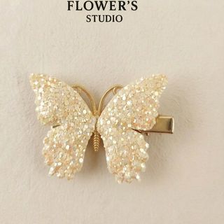 Метелик кремового кольору.