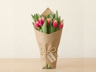 Букет  25 шт червонобілих тюльпанів