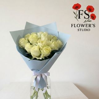 Букет  15 шт білих троянд в блакитній упаковці