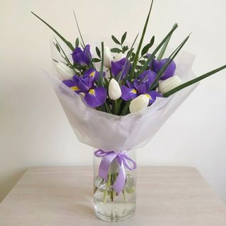 Букет тюльпанів з ірисами