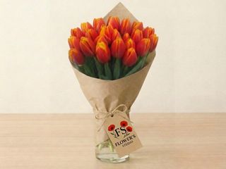 Букет  25шт червоножовтий тюльпан.
