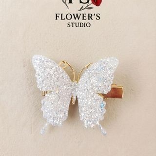 Метелик  білого кольору.