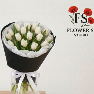 Букет 15 шт білих тюльпанів в чорній упаковці