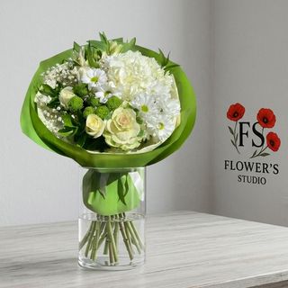 Букет мікс,  хризантема, троянда в зеленому упакувані.