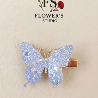 Метелик  блакитного кольору.