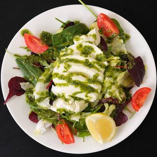 Салат з моцарелою та помідорами черрі