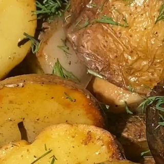 Картопля з салом на мангалі