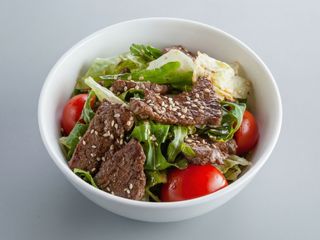 Теплий салат з телятиною та овочами