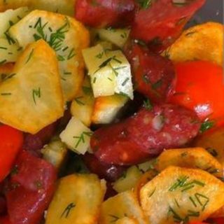Теплий салат з ковбасками барбекю та овочами