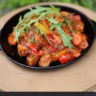 Соковита свинина на пательні з овочами (350г)