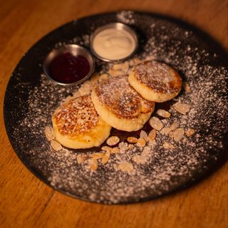 Сирники зі сметаною та джемом (250г)