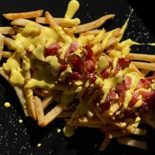 Картопля фрі з беконом та сирний соусом