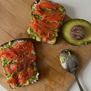 Сендвіч з авокадо та лососем