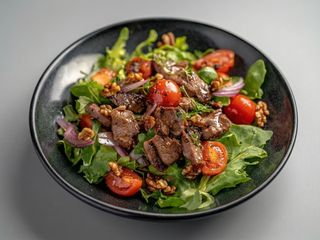 Теплий салат з телятиною