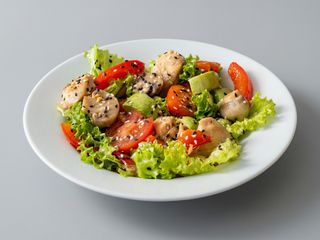 Теплий салат з куркою