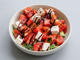 Салат з помідорами та фетою