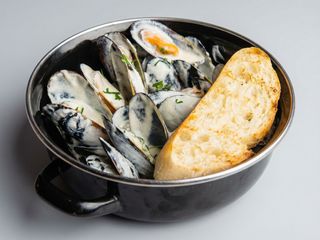 Мідії у фірмовому соусі