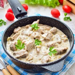 Гаряча пательня з куркою у вершковому соу