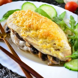 Куряча відбивна під сиром з грибам/