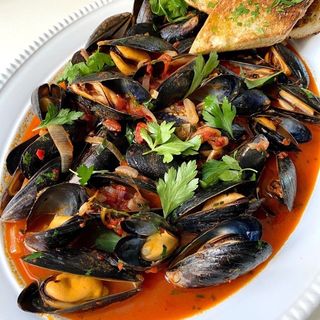 Мідії у томатно-гострому соусі