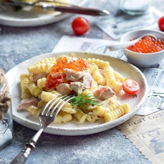 Паста з лососем та червоною ікрою