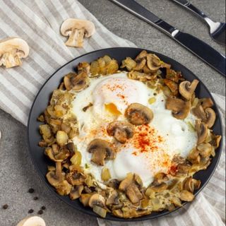 Яєчня з грибами та моцарелою