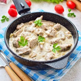 Гаряча пательня з свининою у вершковому