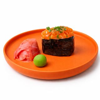 Гункан лосось 1 шт (30г)