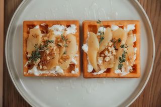 Бельгійська вафля з рікотою та грушою конфі (245г)