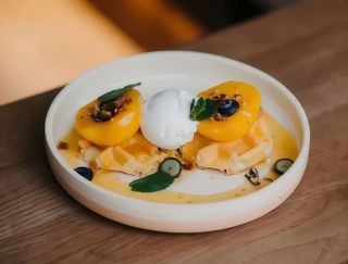 Бельгійські вафлі з персиком, кокосовим сиропом та морозивом (220г)