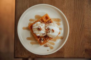 Бельгійська вафля з білим морозивом (220г)