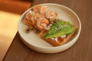 Бельгійська вафля з креветками та авокадо (270г)