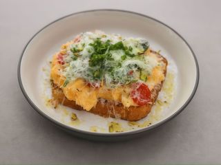Сирний скрембл з томатами та сиром брі (250г)