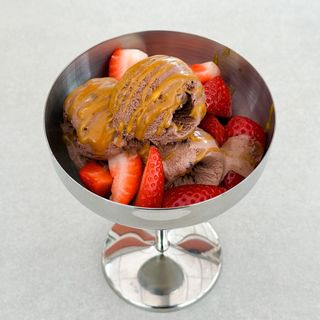 Морозиво з карамелю та полуницею (150г)