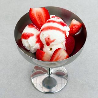 Морозиво із полуничним джемом та полуницею (150г)