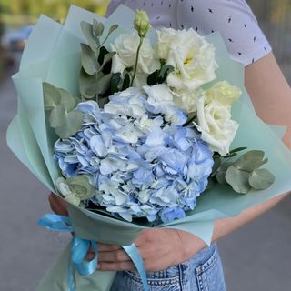 Блакитна гортензія з білою еустомою