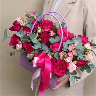 Композиція з трояндами рожева