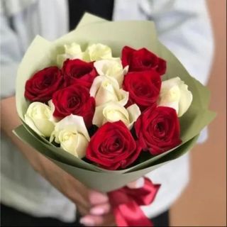 15 червоних та білих троянд