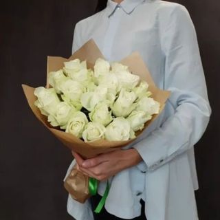 19 білих троянд