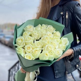 25 білих троянд