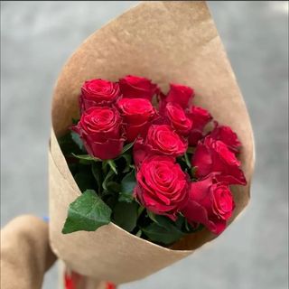 11 червоних троянд