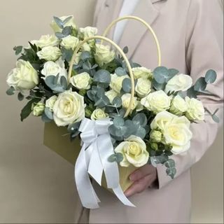 Композиція з трояндами у великій сумочці